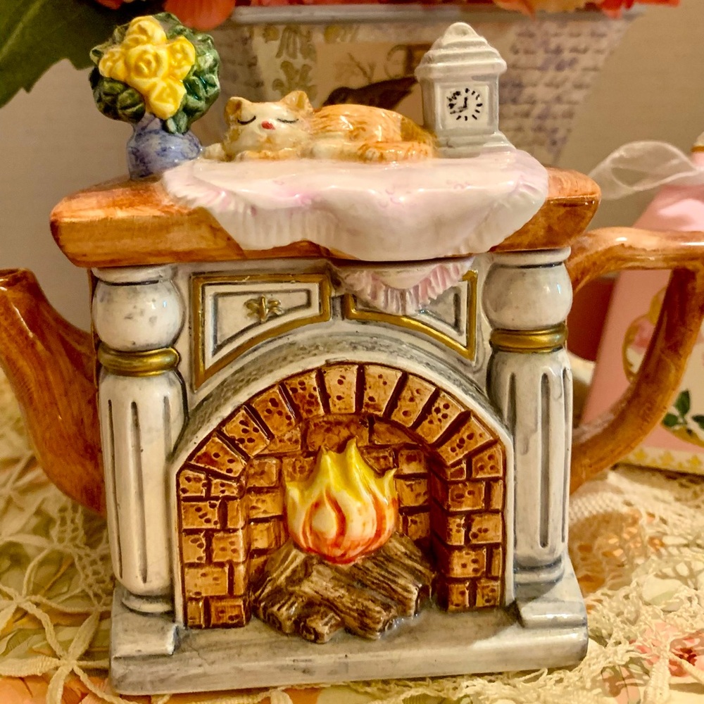 VTG Cat Sleeping on Fireplace Porcelain Teapot Cardinal Inc. No Cracks or Chips